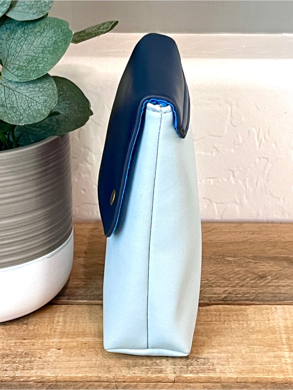Raven + Lily x American Airlines Flagship Crossbody Bag Blue - Picture 2 of 7